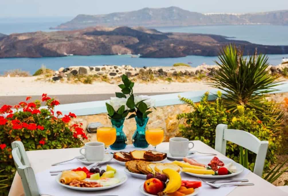 where to stay on santorini