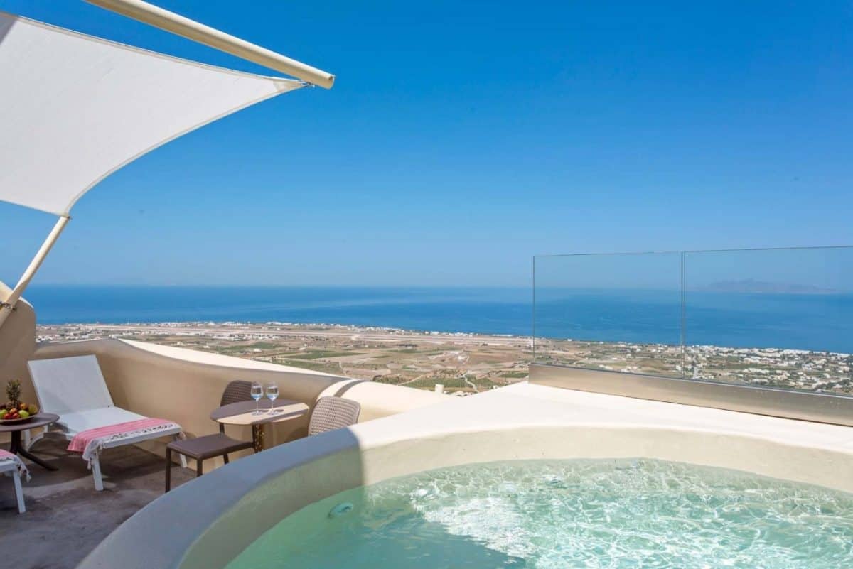 where to stay on santorini