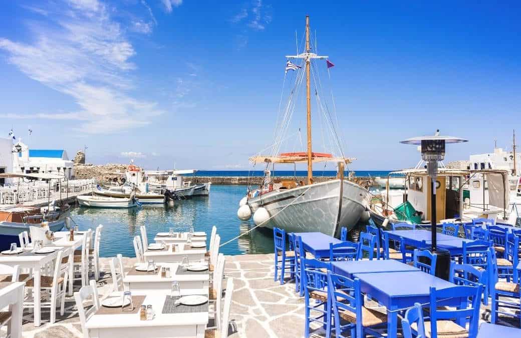 ISLAND HOPPING IN THE CYCLADES