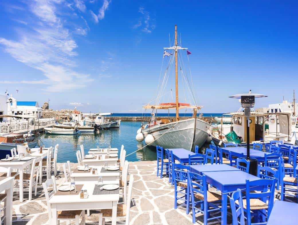 ISLAND HOPPING IN THE CYCLADES