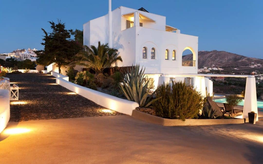 THE BEST VILLAS, HOUSES AND AIRBNB’S IN SANTORINI